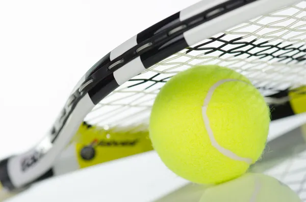 テニスボールとラケット — ストック写真