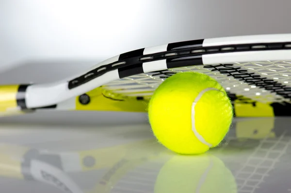 Pelota de tenis y raqueta — Foto de Stock