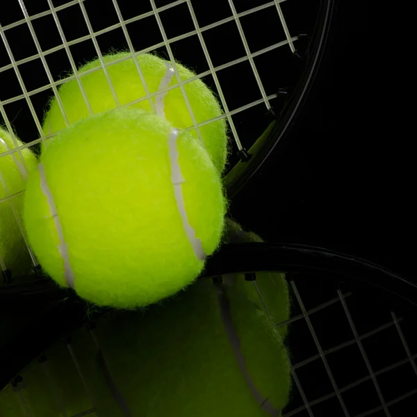 Теннисные мячи и ракетка — стоковое фото