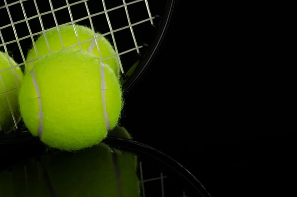 Tenis topları ve raket