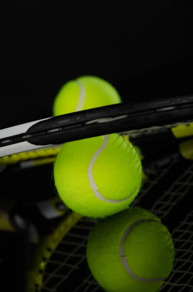 Pelotas de tenis y raqueta —  Fotos de Stock