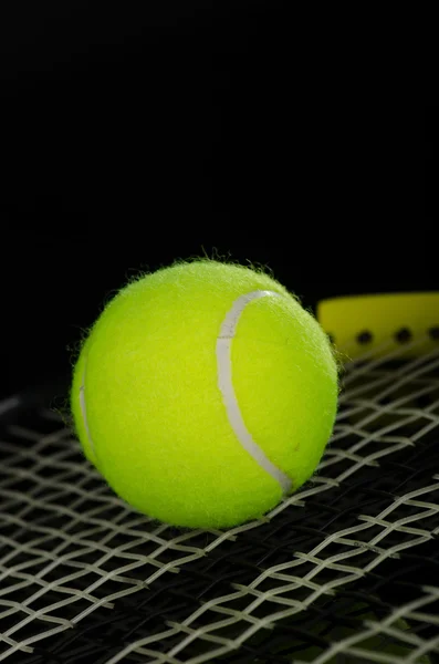 Pelotas de tenis y raqueta —  Fotos de Stock