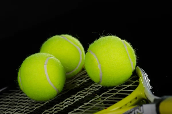Palline da tennis e racchetta — Foto Stock