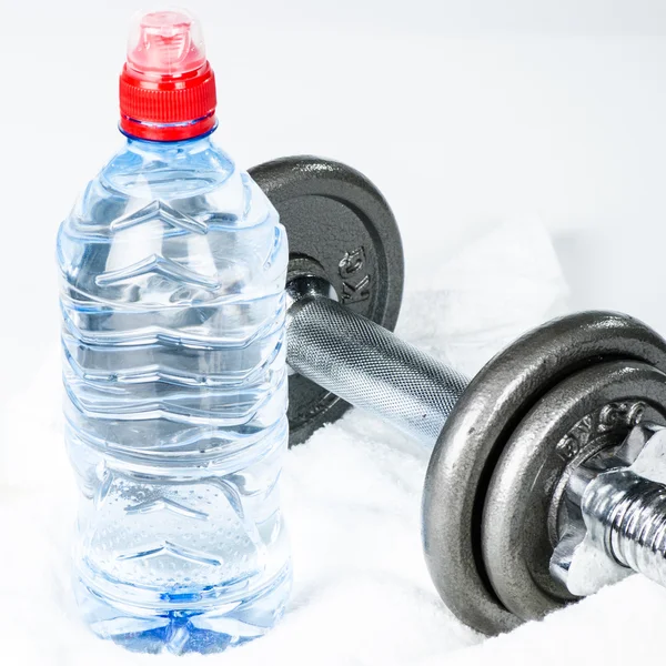 Graue Hantel und Wasserflasche — Stockfoto