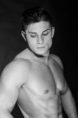 kaslı adam beyaz bakan