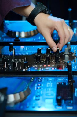 DJ yandan müzik istasyonu karışımları