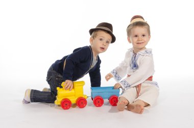 iki çocuk bir tren oyuncakla oynamak