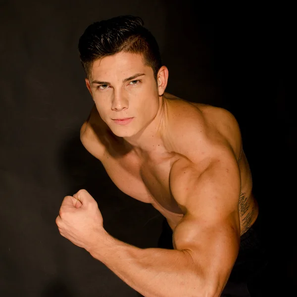 Muscular man showing his muscles — Stock Photo, Image