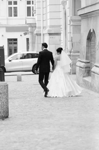 新婚夫婦、町の広場を残して — ストック写真