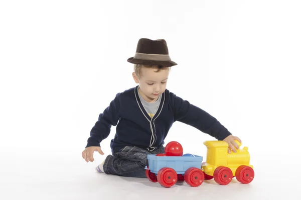 Un niño jugando con un juguete de tren —  Fotos de Stock