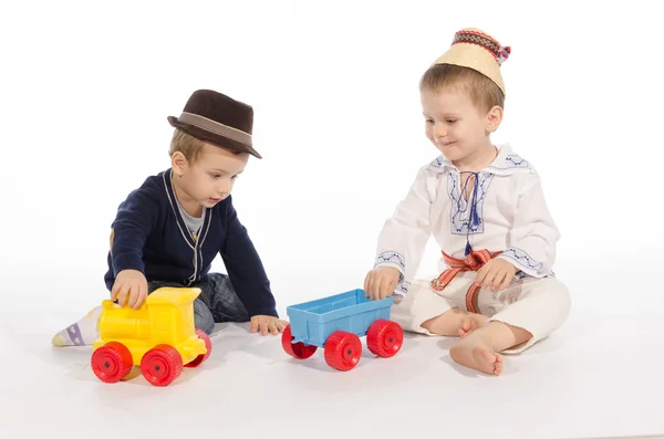 Двое детей играют с игрушкой для поезда — стоковое фото