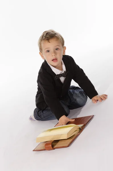 Portret van een jong kind met een notitieblok — Stockfoto