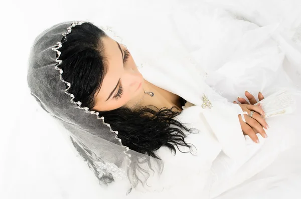 Mooie bruid met sluier bovenaanzicht — Stockfoto