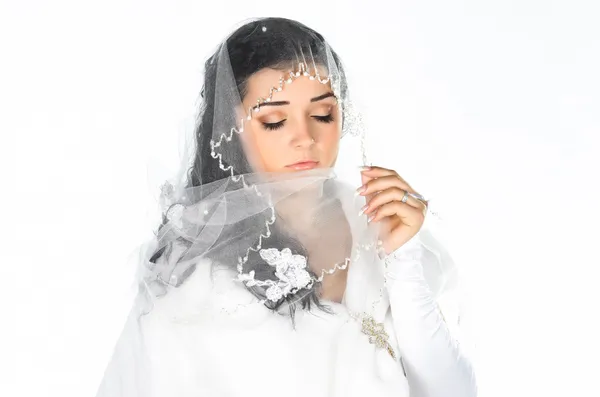 Retrato de bela noiva tímida com véu — Fotografia de Stock