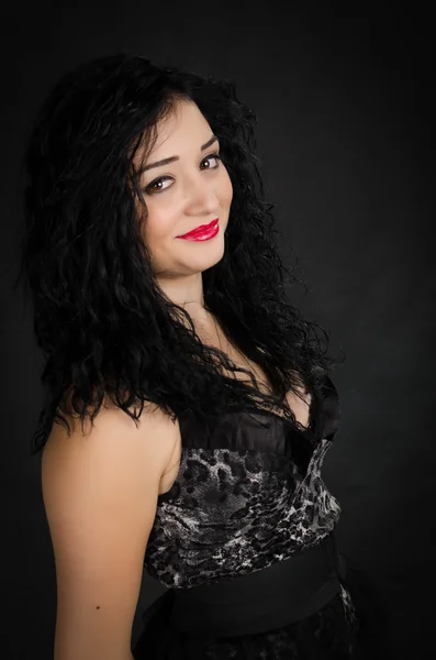 Retrato de mujer joven con vestido negro posando —  Fotos de Stock