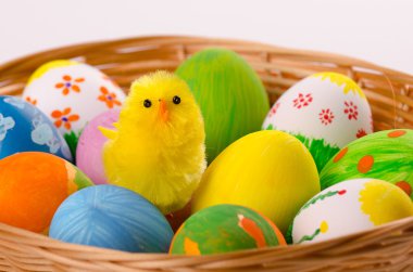 Sepette renkli paskalya yumurtaları