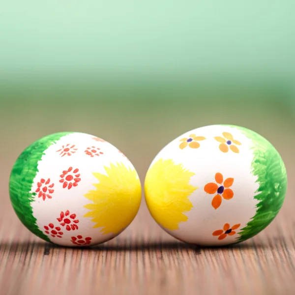 Coloridos huevos de Pascua en la superficie de madera — Foto de Stock