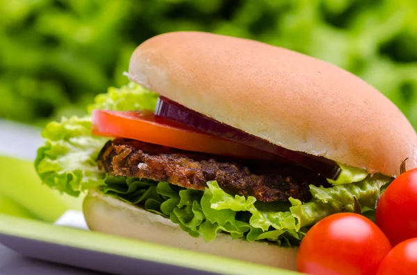 Hamburguesa de res y tomates cherry —  Fotos de Stock