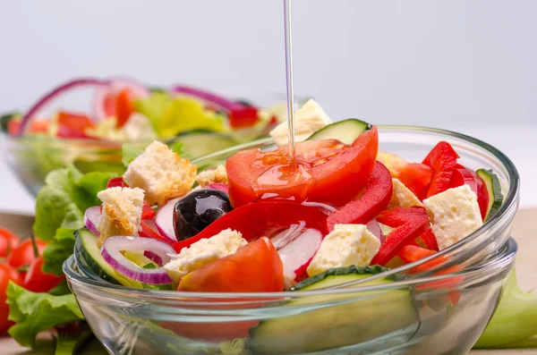 Olivenöl auf frischem Salat — Stockfoto