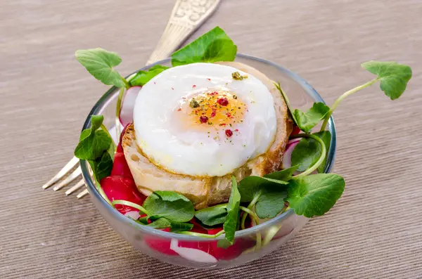 Organic egg on top of fresh salad — Stock Photo, Image