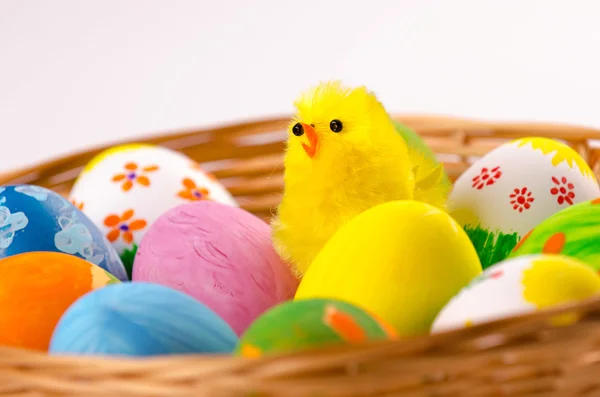 Ovos de páscoa coloridos em uma cesta — Fotografia de Stock