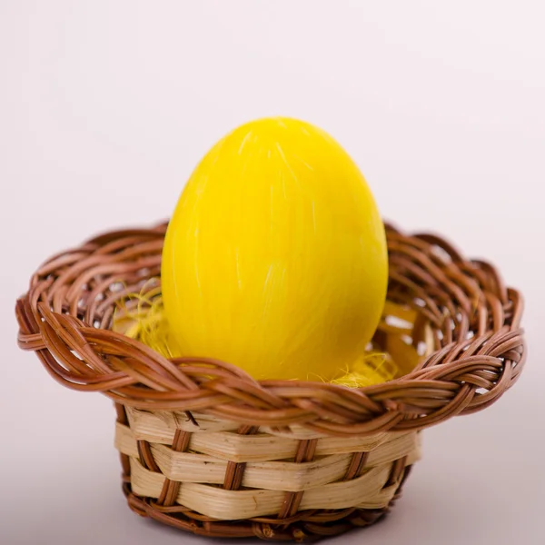 Одно желтое пасхальное яйцо — стоковое фото