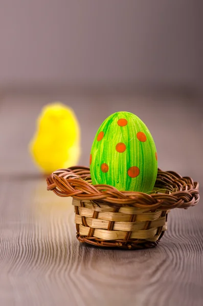 One Easter egg in a basket — Stock Photo, Image