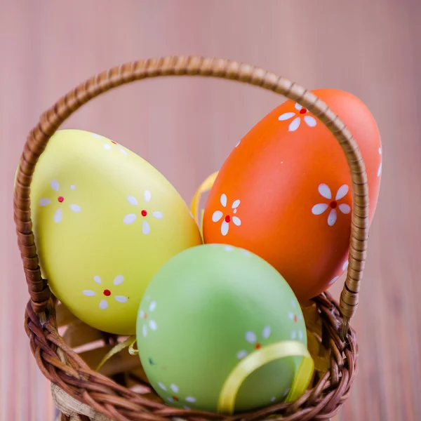 Huevos de Pascua coloridos en una cesta —  Fotos de Stock