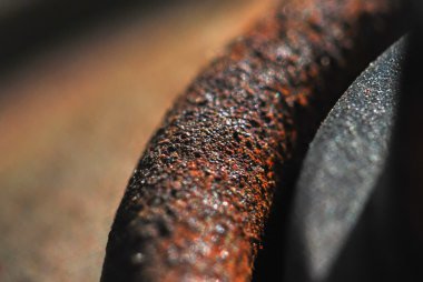 Oval paslı demir parçası