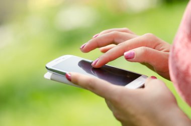 Bayan smartphone üzerinde eller