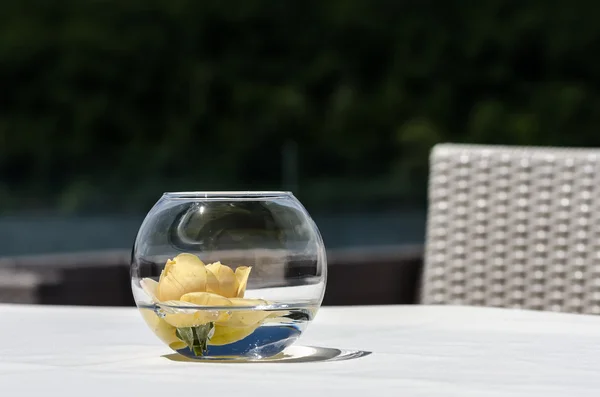 Tischanordnung mit Rosen in einer Glasschüssel — Stockfoto