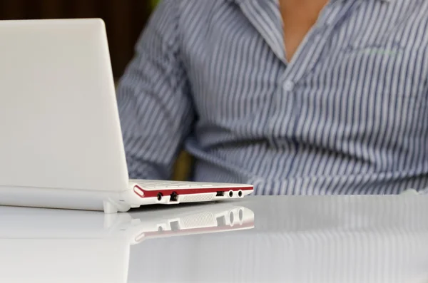 Relaxado homem com laptop — Fotografia de Stock