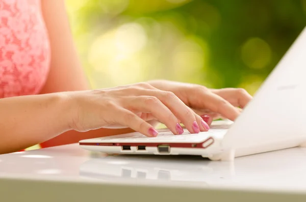 Lady mani e laptop — Foto Stock