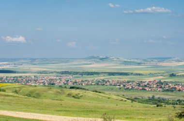 tepeler arasında Köyü