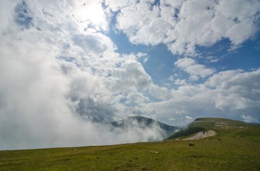 sahne ile yüksek dağlar transalpina