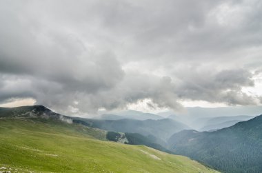 sahne ile yüksek dağlar transalpina