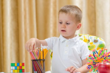 güzel çocuk arasında daha renkli kalem tercih