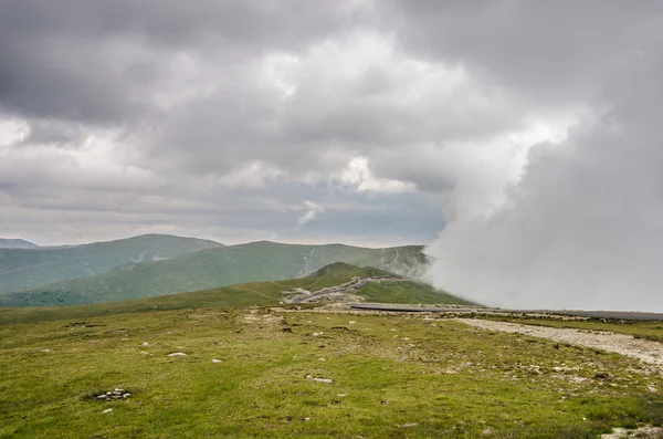 Paisaje con altas montañas Transalpina — Foto de Stock