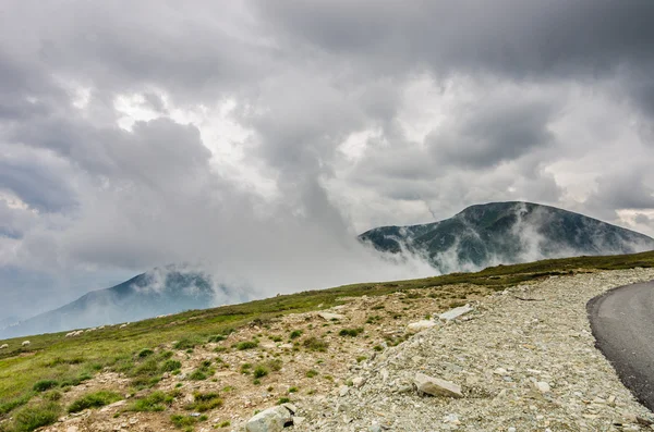 Paisaje con altas montañas Transalpina — Foto de Stock