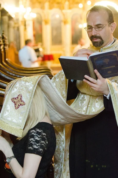 Um padre ortodoxo rezando — Fotografia de Stock