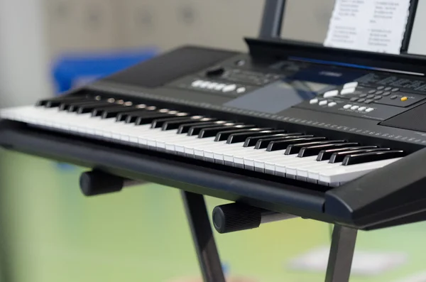 Elektryczne pianino syntezator — Zdjęcie stockowe