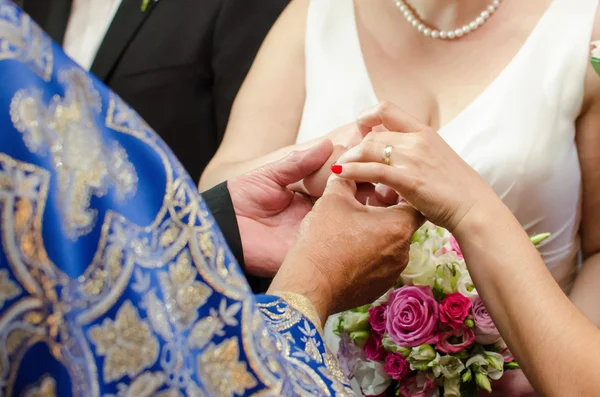 Novia recibiendo anillo de boda — Foto de Stock
