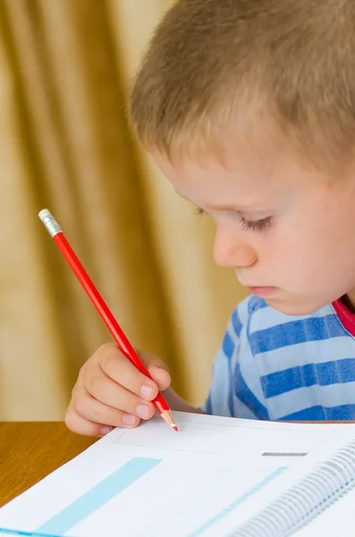 Schöne Kinderschrift mit rotem Stift — Stockfoto