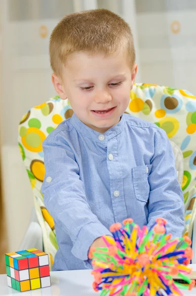 Ребенок играет с кубиком — стоковое фото