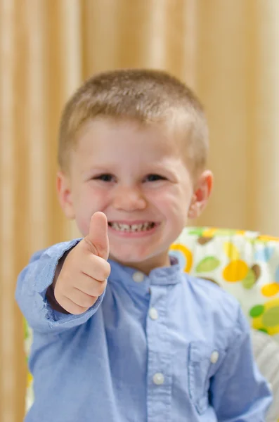 güzel çocuk gösteren ok işareti