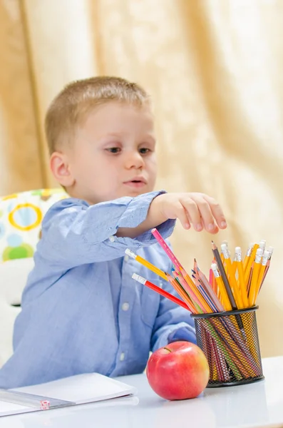 Bela criança escolher entre lápis mais colorido — Fotografia de Stock