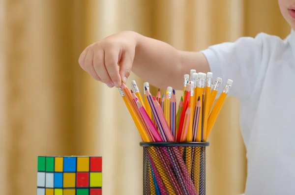 Gyönyörű gyermek választhat több színes ceruza — Stock Fotó