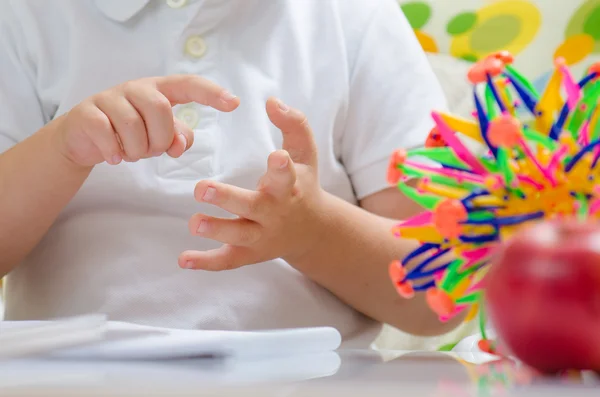 Bellissimo bambino che conta sulle dita — Foto Stock