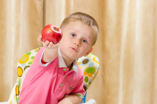 Bellissimo bambino che offre una mela — Foto Stock