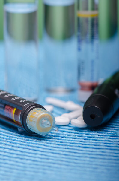 Инсулиновая ручка, флаконы и таблетки
